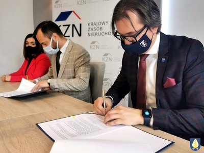 Zdjęcie przedstawiające  podpisanie  porozumienie o współpracy w sprawie realizacja inwestycji mieszkaniowej na terenie  Pelplina.