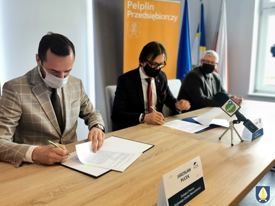 Zdjęcie przedstawiające  podpisanie  porozumienie o współpracy w sprawie realizacja inwestycji mieszkaniowej na terenie  Pelplina.
