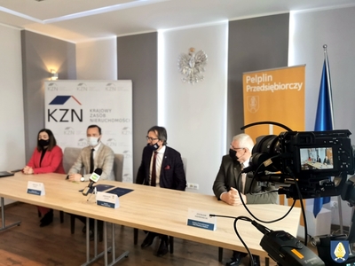 Zdjęcie przedstawiające  podpisanie  porozumienie o współpracy w sprawie realizacja inwestycji mieszkaniowej na terenie  Pelplina.