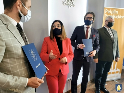 Zdjęcie przedstawiające  podpisanie  porozumienie o współpracy w sprawie realizacja inwestycji mieszkaniowej na terenie  Pelplina.