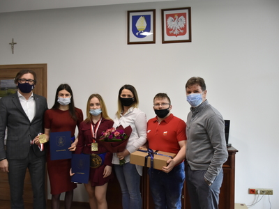 Na zdjęciu od lewej: burmistrz Mirosław Chyła, Agata Kazimierczak, Patrycja Strzelczyk, Natalia i Adam Blok, Leszek Kosedowski 