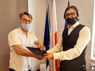 na zdjęciu Burmistrz Miasta i Gminy Pelplin oraz Prezes Zarządu „Mardo” Sport Sp. z o. o. 