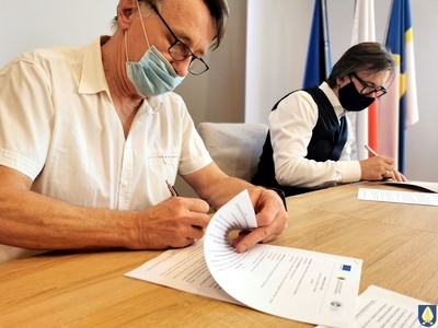 zdjęcie z podpisania umowy na budowę boiska na Pólku w Pelplinie 