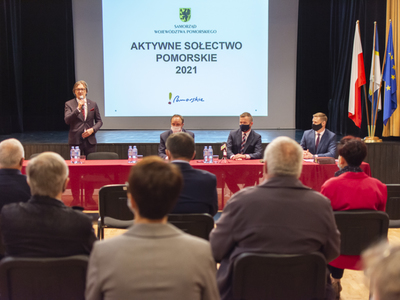 Zdjęcie z uroczystego podpisania umów Aktywne Sołectwo Pomorskie 2021