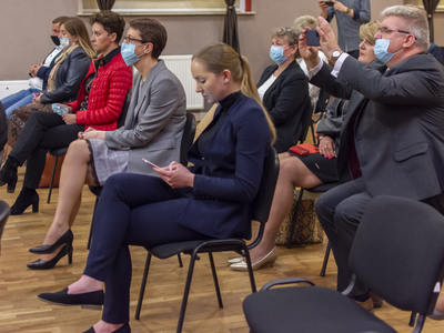 Zdjęcie z uroczystego podpisania umów Aktywne Sołectwo Pomorskie 2021