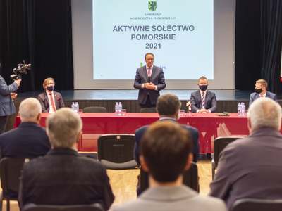 Zdjęcie z uroczystego podpisania umów Aktywne Sołectwo Pomorskie 2021