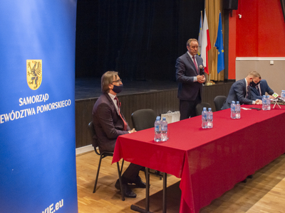 Zdjęcie z uroczystego podpisania umów Aktywne Sołectwo Pomorskie 2021