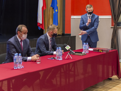 Zdjęcie z uroczystego podpisania umów Aktywne Sołectwo Pomorskie 2021