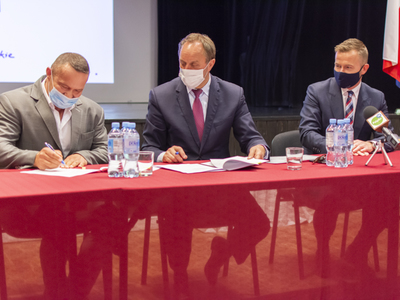 Zdjęcie z uroczystego podpisania umów Aktywne Sołectwo Pomorskie 2021
