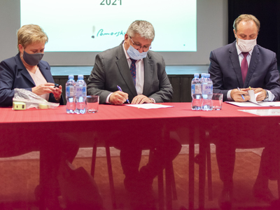 Zdjęcie z uroczystego podpisania umów Aktywne Sołectwo Pomorskie 2021