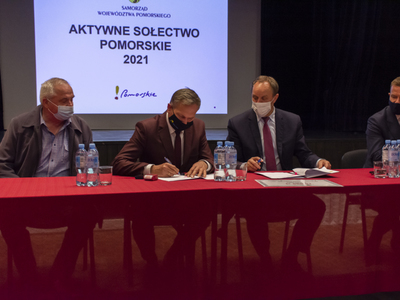 Zdjęcie z uroczystego podpisania umów Aktywne Sołectwo Pomorskie 2021