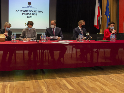 Zdjęcie z uroczystego podpisania umów Aktywne Sołectwo Pomorskie 2021