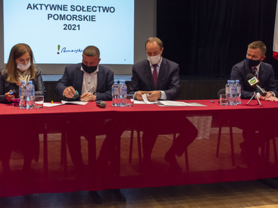 Zdjęcie z uroczystego podpisania umów Aktywne Sołectwo Pomorskie 2021