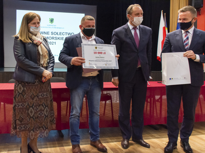 Zdjęcie z uroczystego podpisania umów Aktywne Sołectwo Pomorskie 2021