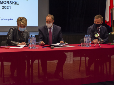 Zdjęcie z uroczystego podpisania umów Aktywne Sołectwo Pomorskie 2021