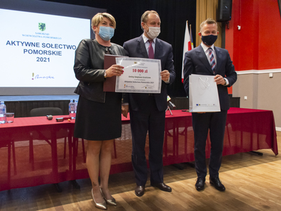 Zdjęcie z uroczystego podpisania umów Aktywne Sołectwo Pomorskie 2021