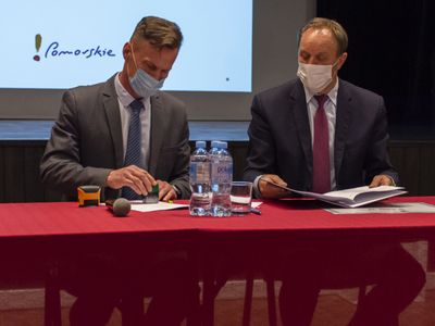 Zdjęcie z uroczystego podpisania umów Aktywne Sołectwo Pomorskie 2021