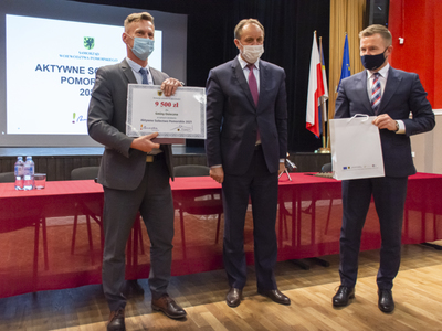 Zdjęcie z uroczystego podpisania umów Aktywne Sołectwo Pomorskie 2021