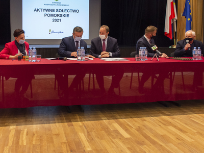 Zdjęcie z uroczystego podpisania umów Aktywne Sołectwo Pomorskie 2021