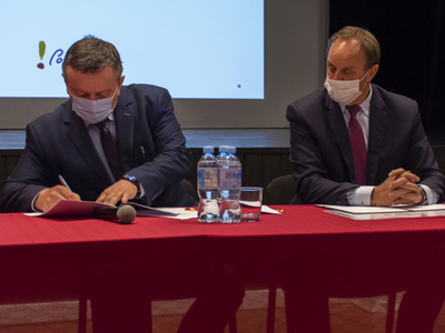 Zdjęcie z uroczystego podpisania umów Aktywne Sołectwo Pomorskie 2021