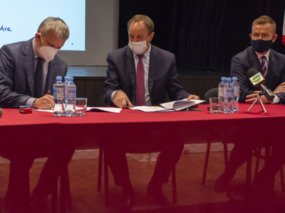 Zdjęcie z uroczystego podpisania umów Aktywne Sołectwo Pomorskie 2021