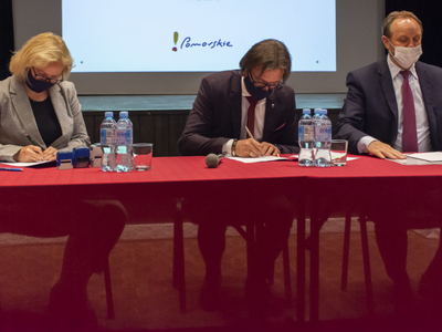 Zdjęcie z uroczystego podpisania umów Aktywne Sołectwo Pomorskie 2021