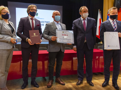 Zdjęcie z uroczystego podpisania umów Aktywne Sołectwo Pomorskie 2021