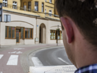 Zdjęcie osoby przechodzącej gre turystyczną 