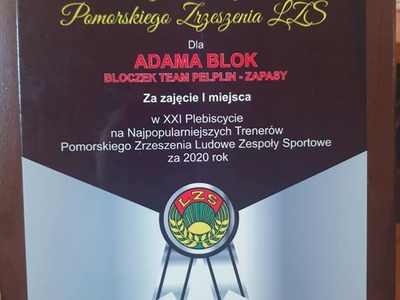  zdjecie nagrody dla Adama Blok w kategorii Najpopularniejszy Trener Pomorskiego LZS w 2020 r.