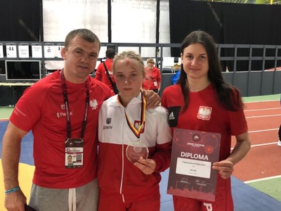 Patrycja Strzelczyk i Agata Kazimierczak wraz z trenerem 