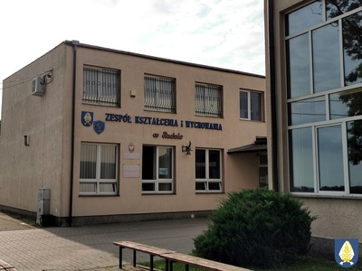 Zdjęcie budynku szkoły w Rudnie