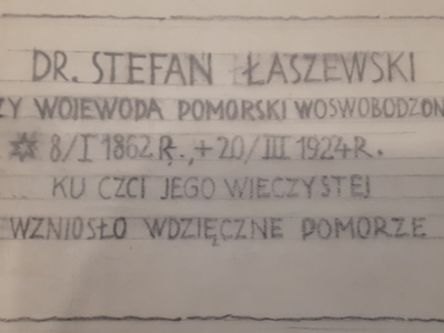 Oryginalny napis na tablicy nagrobnej wojewody Stefana Łaszewskiego