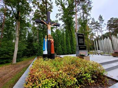 zdjęcie przedstawiajace sprzatanie grobów w lesie szpęgawskim 