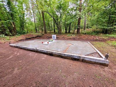 zdjęcie przedstawiajace sprzatanie grobów w lesie szpęgawskim 