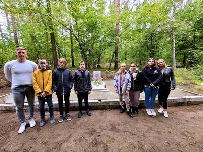 zdjęcie przedstawiajace sprzatanie grobów w lesie szpęgawskim 