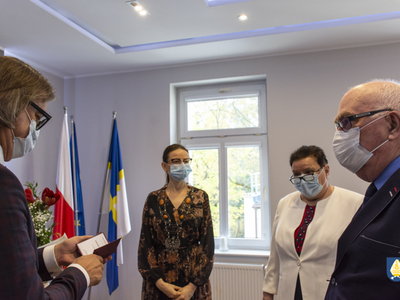 Zdjęcie z uroczystości wręczenia medali Państwu Szwarc za długoletnie pożycie małżeńskie 