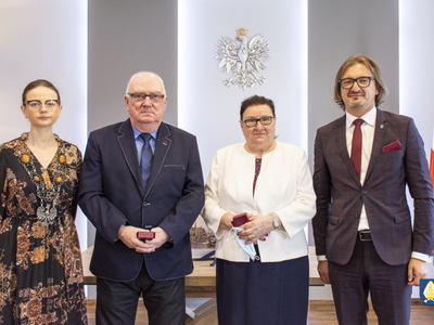 Zdjęcie z uroczystości wręczenia medali Państwu Szwarc za długoletnie pożycie małżeńskie 