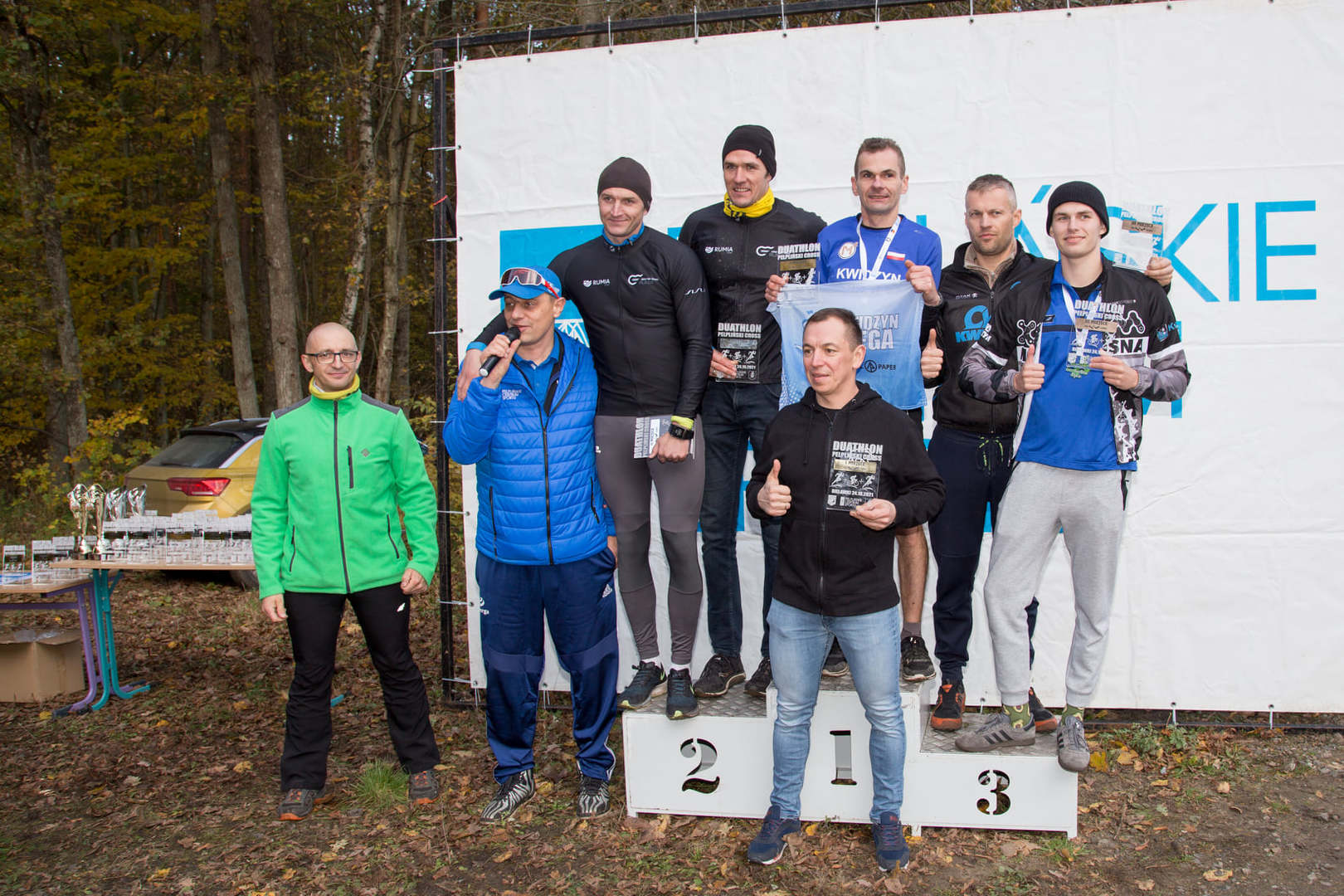 Zdjęcie uczestników na podium