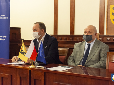 zdjecie z podpisania umowy 