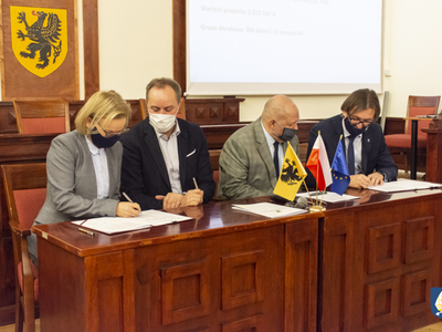 zdjecie z podpisania umowy 