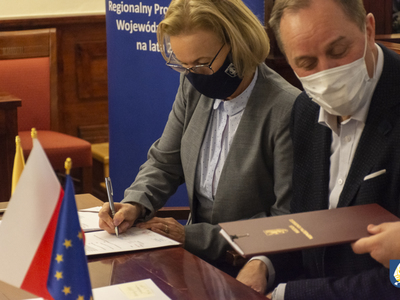 zdjecie z podpisania umowy 