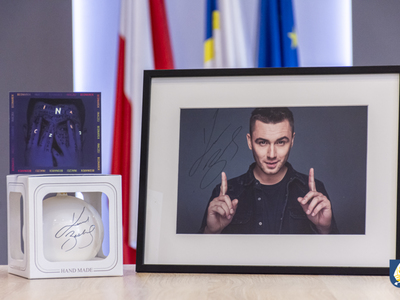 Zestaw autografów (plakat, płyta i bombka) Kamil Bednarek.
Kamil Bednarek - polski piosenkarz, autor tekstów i piosenek, wykonawca muzyki reggae.