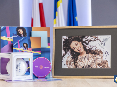 Zestaw autografów (plakat, płyta i bombka) Natalia Kukulska.
Natalia Kukulska –polska piosenkarka, autorka tekstów i producent muzyczny.