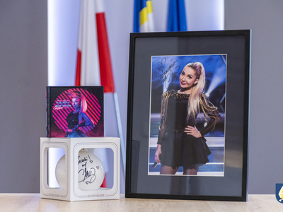 Zestaw autografów (plakat, płyta i bombka) CLEO.
CLEO - polska piosenkarka, autorka tekstów, malarka i projektantka mody.