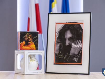 Zestaw autografów (plakat, płyta i bombka) Piotr Cugowski.
Piotr Cugowski– polski muzyk, wokalista i współzałożyciel zespołu Bracia.