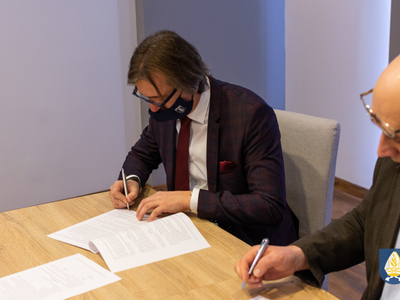 zdjęcie z podpisania umowy na wykonanie dokumentacji projektowej budowy kanalizacji sanitarnej w miejscowości Wola