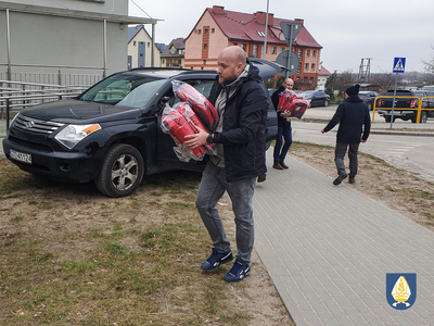 zdjecie przedstawiajace transport apteczek medycznych na Urakainę 