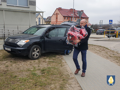zdjecie przedstawiajace transport apteczek medycznych na Urakainę 