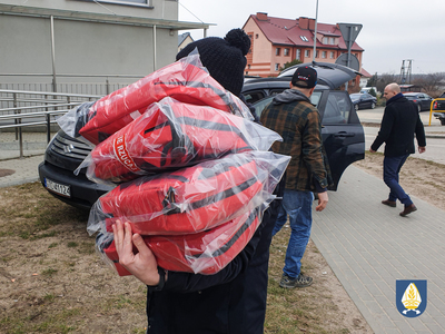 zdjecie przedstawiajace transport apteczek medycznych na Urakainę 