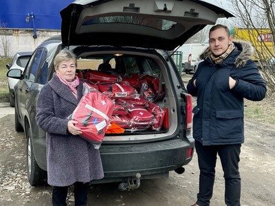 zdjecie przedstawiajace transport apteczek medycznych na Urakainę 